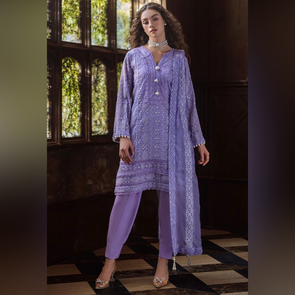 Elegant Lavender Embroidered 3pcs outfit!